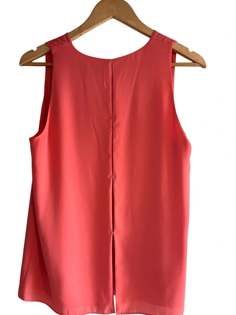 Babaton sleeveless Maddox blouse in
Coral with cut outs size M excellent conditi - Picture 7 of 12